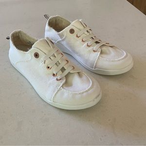 Cute pair of Vionic Beach white canvas shoes, like new. Size 9.